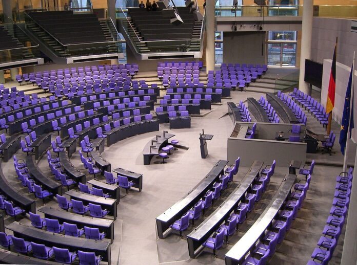 Deutscher_Bundestag_Plenarsaal_Seitenansicht